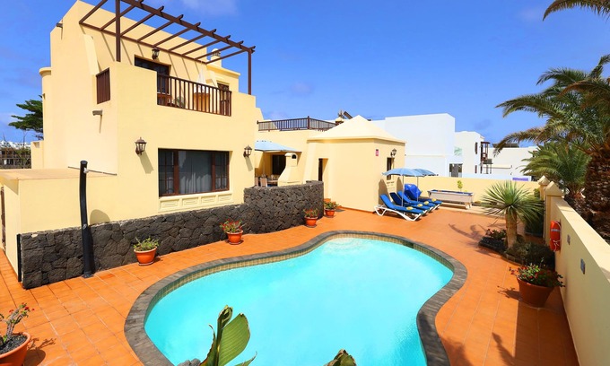 Costa Teguise Villa | Villa Eileen: capacidad para 10 personas, aire acondicionado / WiFi gratis, piscina climatizada, área de juegos