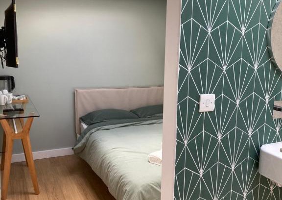Hove Casa | Central ensuite guest unit with air conditioning and free on street parking