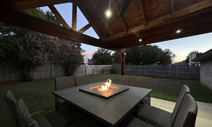 Euless Casa | Central, Familial, w/ GAME Room, FIRE Pit, KING Bed ★ 4.6 mi from DFW Airport+