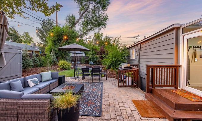 Old Southwest Casa | New! Central family & business hub- fire pit/ BBQ
