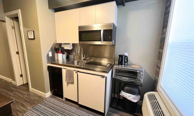 South Lethbridge Apartamento | Central Farmhouse-Style Micro Apartment