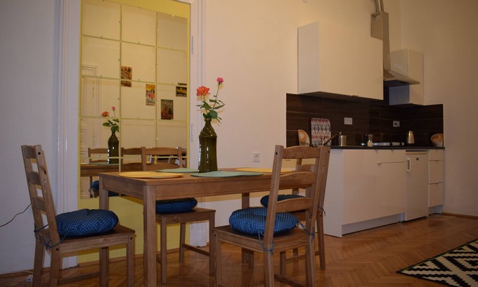 Belso-Ferencvaros Apartamento | Apartamento central de 2 dormitorios, a pasos del gran mercado y baño Gellert