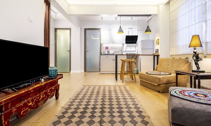 Gayrettepe Apartamento | Central Flat with Backyard in Besiktas