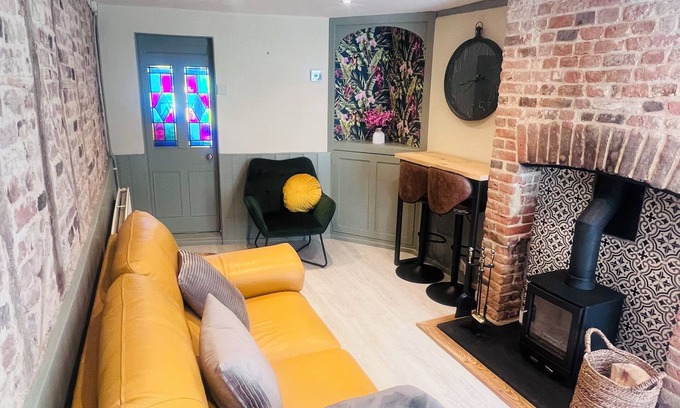 Canterbury Cabaña | Central Gem With Cute Courtyard Garden, Rolltop Bath & log Burner