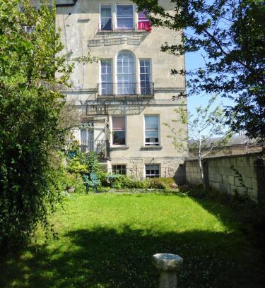 Upper Town Apartamento | Central Georgian Garden Flat with Free Parking