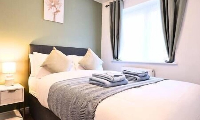 Stafford Casa | Central Getaway House with Parking, Wi-Fi & Garden