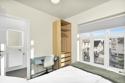 Stavanger Casa | Central Guest House - Bedroom with en suite Bathroom
