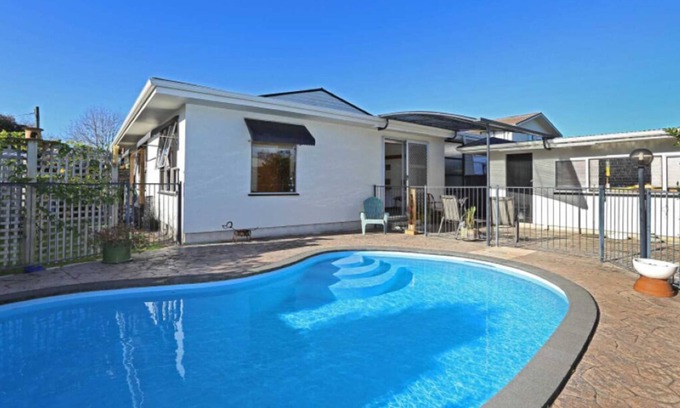 Hastings Casa | Central Hastings with In-ground Pool
