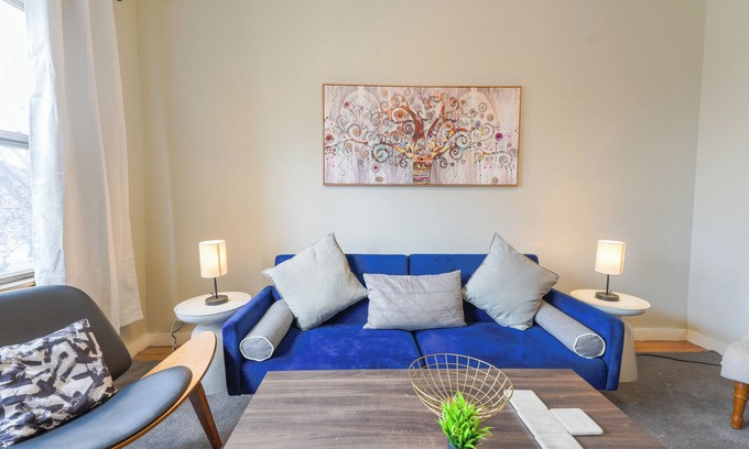Irving Park Apartamento | Central Haven Escape: Stylish 3BR With Free Parking