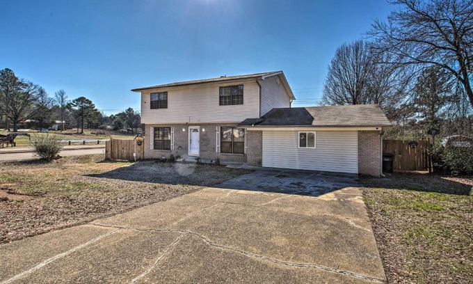 Piney Casa | Central Hot Springs Family Home with Deck!