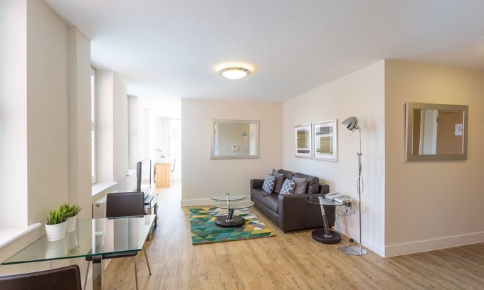 Camberley Apartamento | Central House by House of Fisher