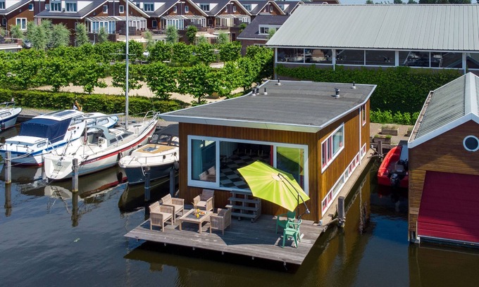 Municipality of Uitgeest Alquiler De Eote | Central houseboat on lake, near beach & cities