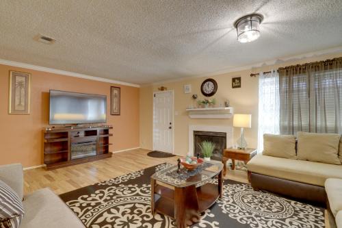 Houston Casa | Central Houston Townhome with Patio 4 Mi to Airport
