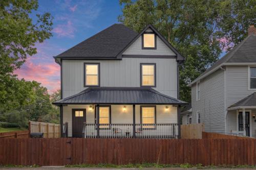 Windsor Park Casa | Central Indy 5BD - Pingpong - Outdoor Movie - BBQ