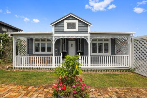 Rotorua Villa | Central Inn - A unique heritage villa AND cosy timber cottage in central Rotorua