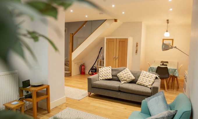 Kingsbridge Cabaña | Central Kingsbridge 2 Bedroom Modern Dog Friendly Cottage