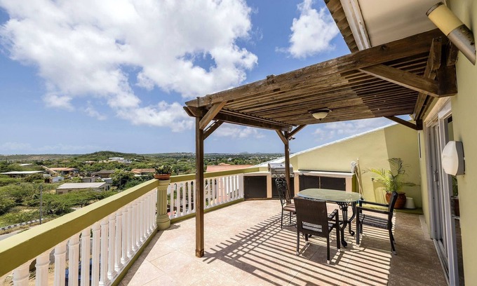 Willemstad Apartamento | Central located second floor apartment with swimming pool and a very nice view.