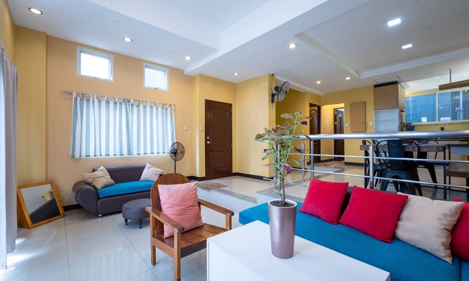 Valencia Casa | Central Location in Metro Manila- 6 BR 2TB Pool, Jacuzzi, parking and fast Wifi,