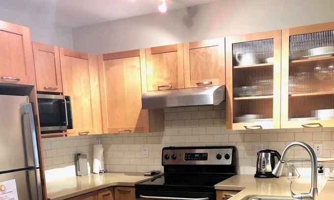 North Glenmore Condominio | Ubicación central amueblada con buen gusto disponible para alquileres mensuales