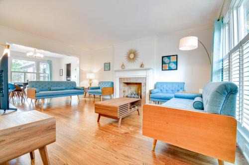 East Memphis Casa | Central Memphis Home MCM Decor, Walk to Midtown!
