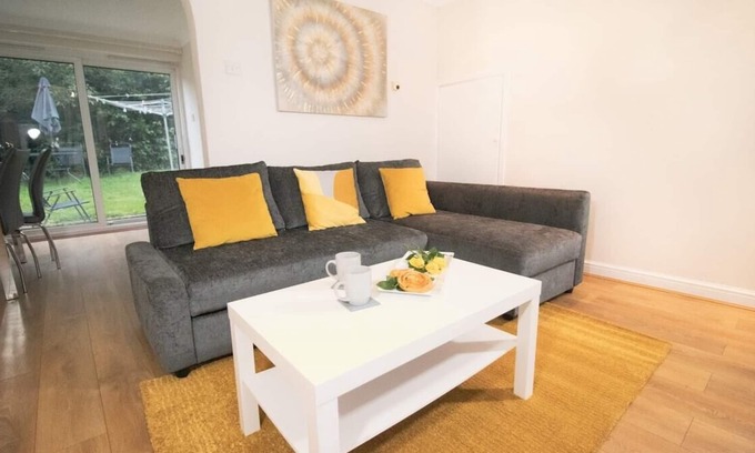 Great Linford Casa | Central MK Contractors house, Free parking, GARDEN