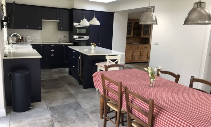 Helmsley Casa | Central Modern open plan house 3 ensuite bedrooms, dog friendly.