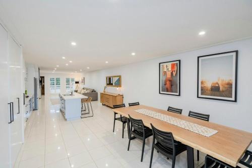 Temora Apartamento | Central Modern Spacous Townhouse 290B
