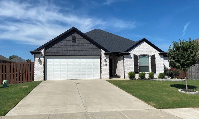 Lowell Casa | Central NWA-Games, Concerts, Nature and More
