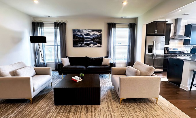Owensboro Casa | Luxury 4BR Retreat & King Beds + 77” TVs + Workspace Near Golf & Downtown