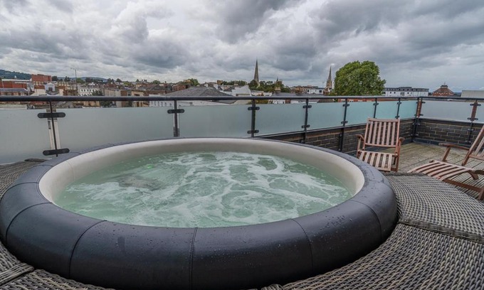 Cheltenham Apartamento | Central Penthouse with Hot Tub & Views 23