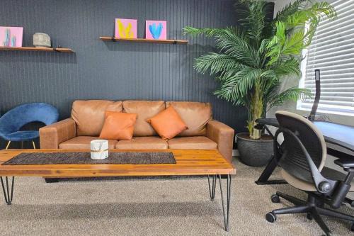 Camelback East Apartamento | Central PHX 1BR Apartment Pool Gazebo