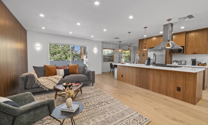 Wilshire Montana Apartamento | Central Santa Monica Modern Oasis Apartment w/ high end finishes
