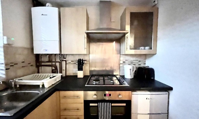 Aylesbury Casa | Central Semi - Detached Home with Private Parking!
