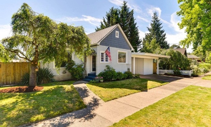 Newberg Casa | Central Single Level Newberg Retreat, Pet Friendly, Fenced Backyard, Walk 2 Food, Drinks, University