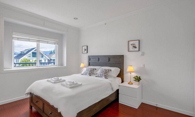 Renfrew-Collingwood Casa | Central Specious 3 bedrooms Upstairs