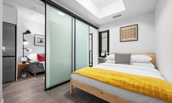 Eau Claire Apartamento | Central Stay | New, Gym, Parking, Laundry, AC