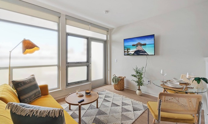 Downtown Cama Y Desayuno | Central studio in Santa Monica w FREE parking
