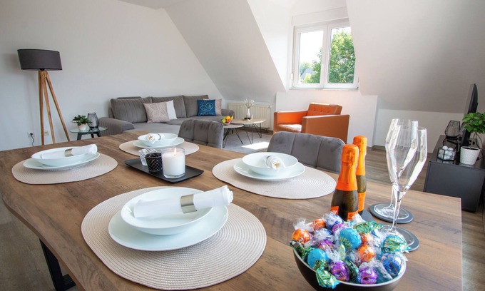 Korbecke Apartamento | Central, stylish and modern holiday apartment with balcony and box-spring beds
