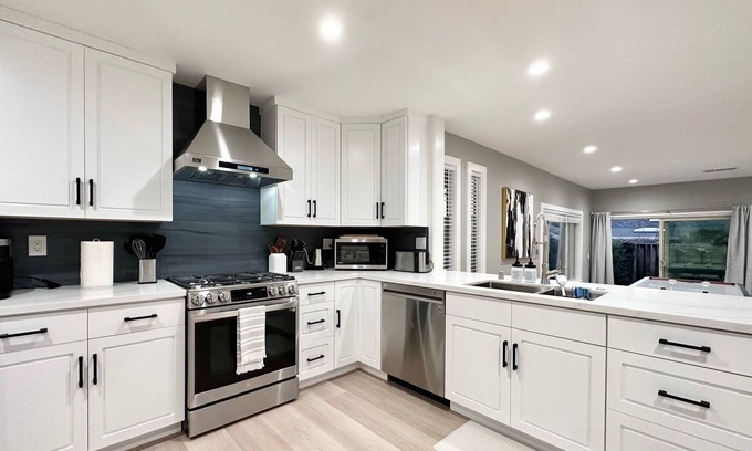 South Sundale Casa | Central Stylish New 3B2b with Pool in Fremont
