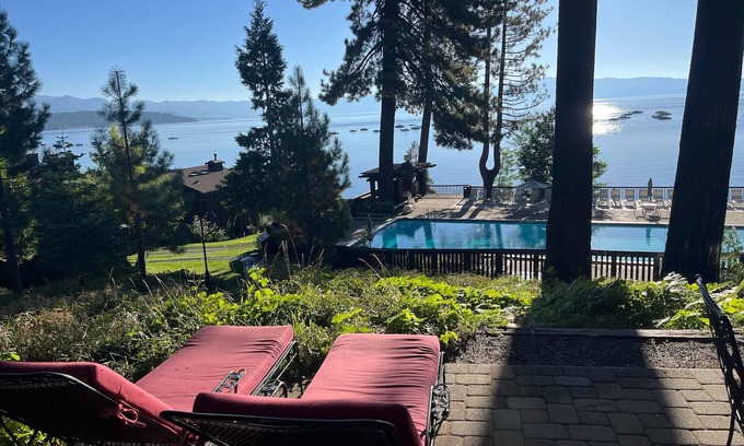 Tahoe Tavern Condominio | Central Tahoe Retreat | Lake Views + Walk to Shore