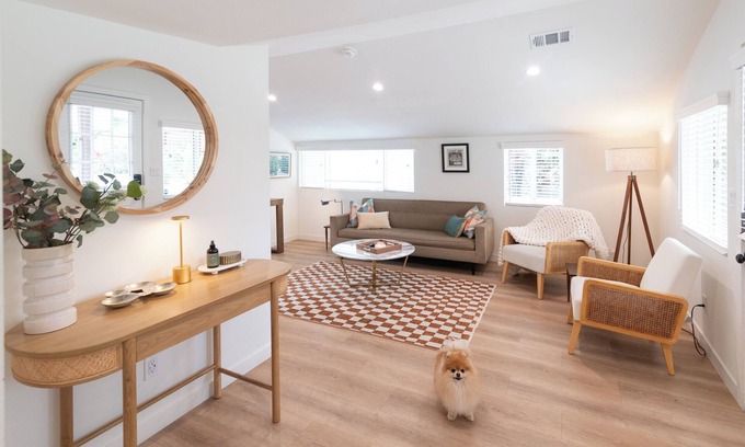 Thousand Oaks Casa | Central Thousand Oaks retreat close to shops & eats!