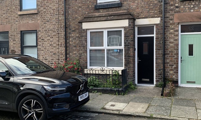 Liverpool Casa | Central to all Beatles attractions in heart of Woolton Village (free parking)