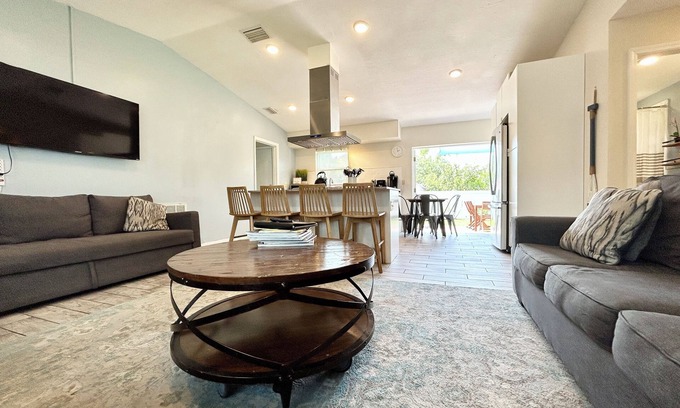 St. Petersburg - Clearwater Casa | Central to Downtown St Pete, Trop, Beaches & Tampa - Fabulous location!
