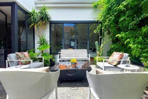 Cape Town City Centre Villa | Central Victorian with Stunning Views & Pool