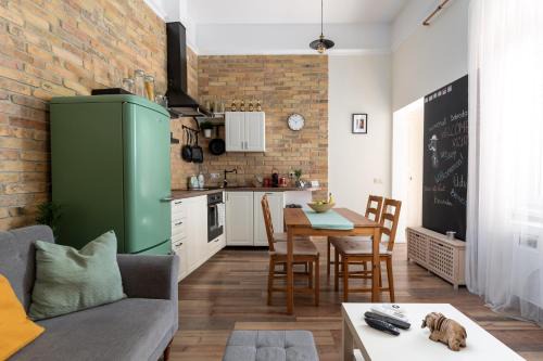 Csarnok negyed Apartamento | Central Vintage Loft - FREE Private Parking - Metro - Tram - AC