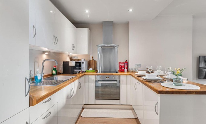 Stepney Green Apartamento | Central Whitechapel - Steps from Station & Sights!