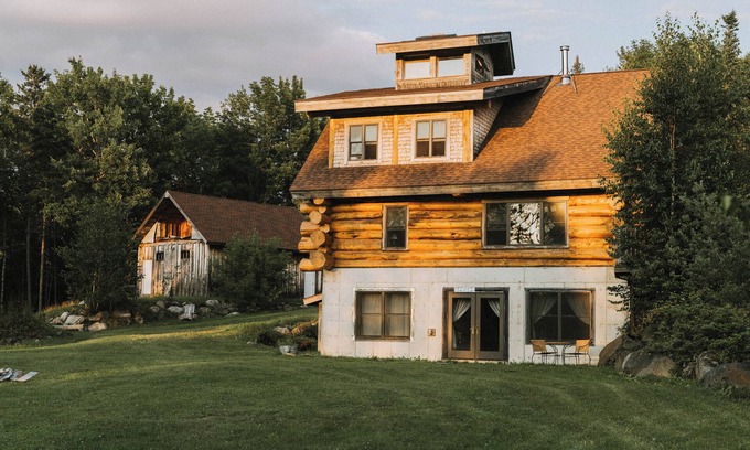 Holden Casa | Central yet quiet Log Cabin on 4 acres with laundry, kitchen, bathroom and sauna