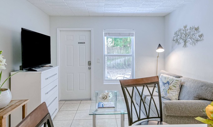 Flamingo Parks Apartamento | Centrally located gem near the beach with fast WiFi & outdoor seating