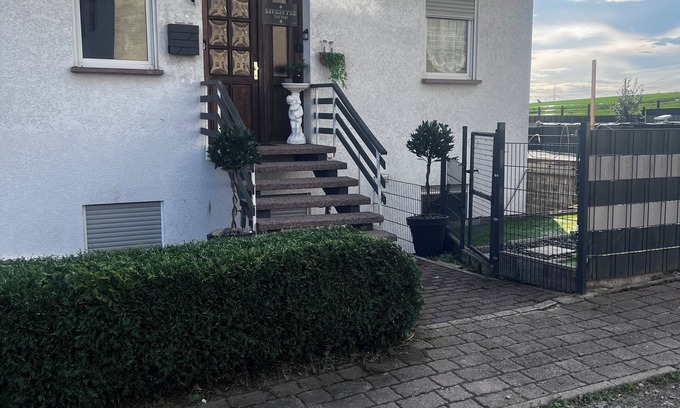 Hutschenhausen Apartamento | Centrally located top floor apartment with pool view, air conditioning and fitness equipment