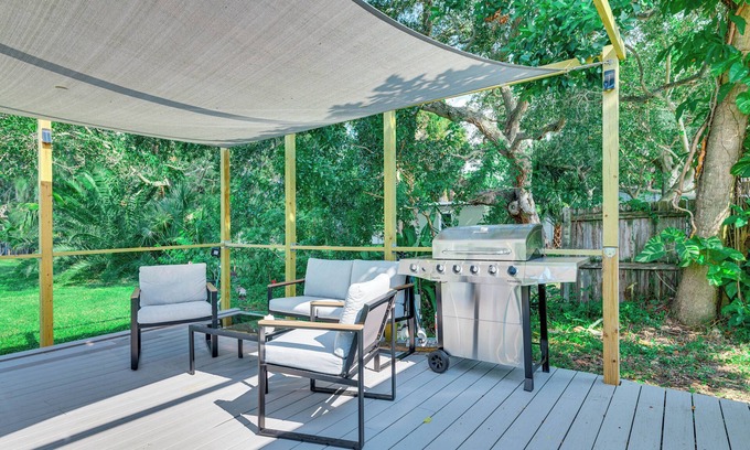 Merritt Island Cabaña | Centrally Located Merritt Island Cottage w/ Deck!